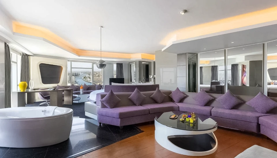 وی هتل دبی کیوریو کالکشن با هیلتون